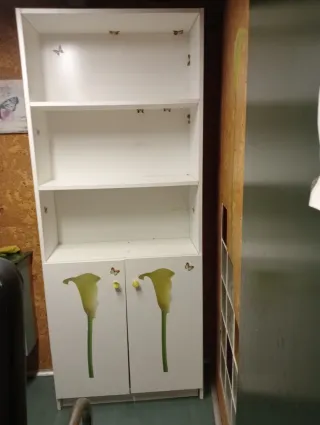 Armario blanco con baldas y puertas