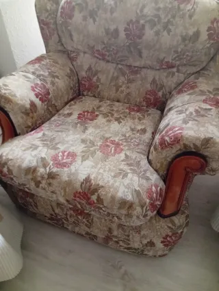 Sillón de tela con detalles de madera
