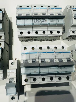 Conjunto magnetotérmicos Hager y Siemens