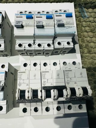 Conjunto magnetotérmicos Hager y Siemens