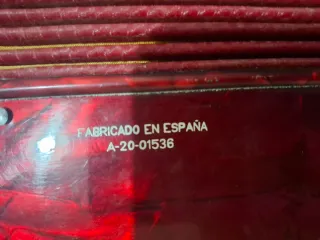 Acordeón rojo, teclas blancas y negras, caja tpte