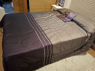 Edredón y cortinas morado/gris