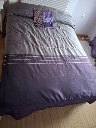 Edredón y cortinas morado/gris