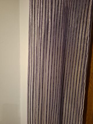 Edredón y cortinas morado/gris