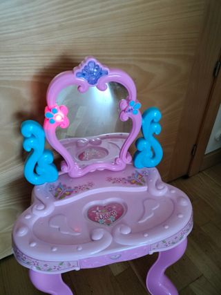 Tocador infantil rosa con espejo