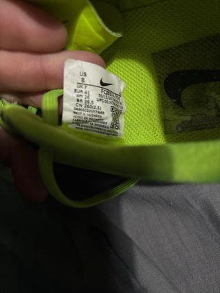 Botas de fútbol Nike verdes y negras