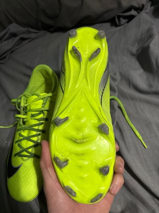 Botas de fútbol Nike verdes y negras