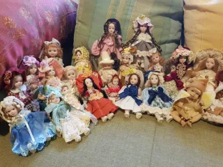 Piccole bambole di porcellana