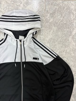 Chaqueta Adidas con capucha negra y blanca