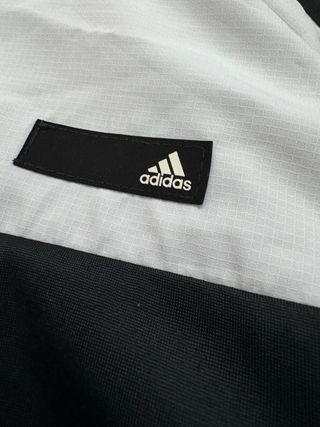Chaqueta Adidas con capucha negra y blanca