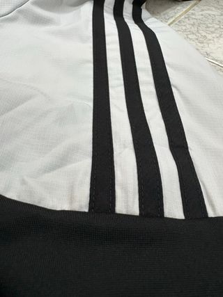 Chaqueta Adidas con capucha negra y blanca