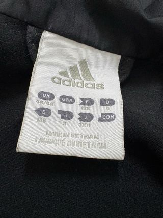 Chaqueta Adidas con capucha negra y blanca