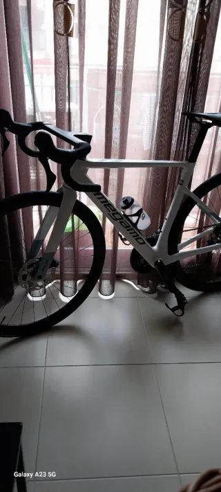 Bicicleta de carretera blanca carbono regalo casco