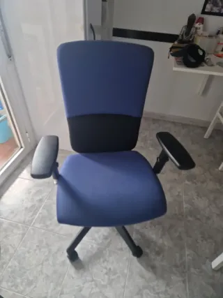 Silla de escritorio azul y negra