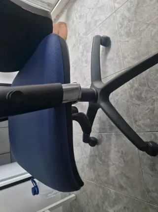 Silla de escritorio azul y negra