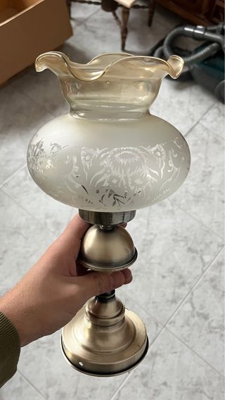 Lamparita de mesa dorada y transparente