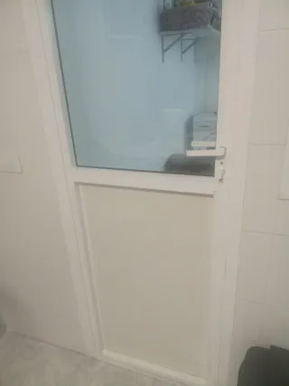 Puerta aluminio y cristal.