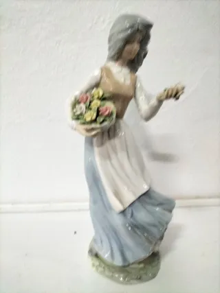 Figura de porcelana mujer con flores