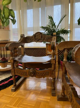 Sillones de madera y cuero