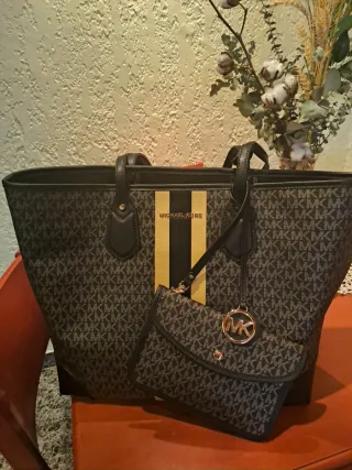 Bolso de Hombro Michael Kors Negro y Dorado