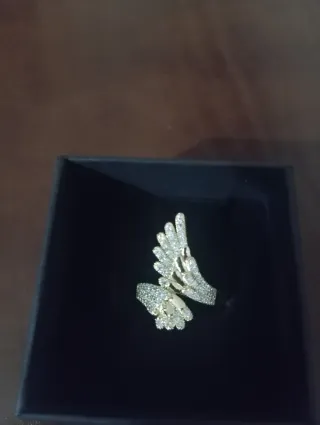 Anillo y pendientes con pedrería.