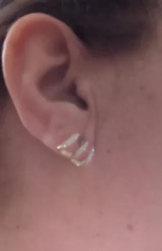 Anillo y pendientes con pedrería.