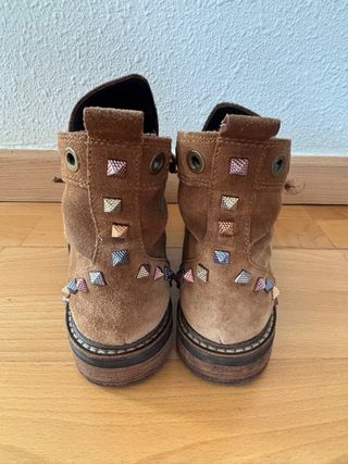 Botines Alma en Pena tachas y pedrería