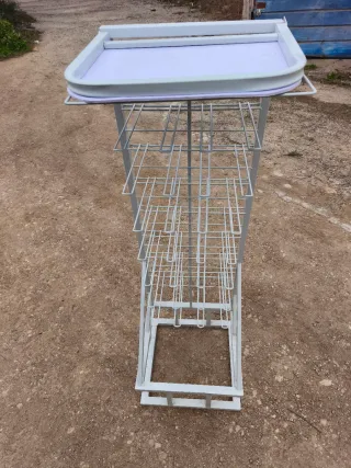 Expositor ganchos de hierro con tapa se baja