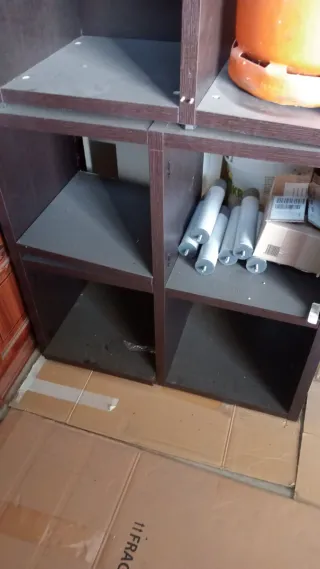 Estantería de madera marrón