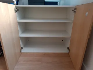 Mueble de madera con puertas y tres estanterías
