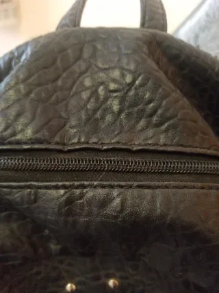 Mochila imitación cuero tachuelas.