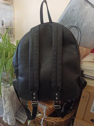 Mochila imitación cuero tachuelas.