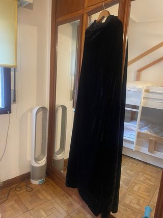Capa negra terciopelo con capucha