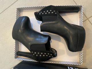 Stivaletti neri donna con borchie