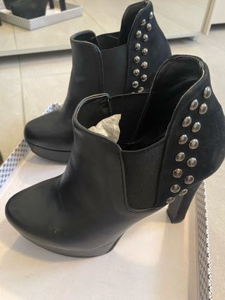 Stivaletti neri donna con borchie