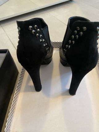 Stivaletti neri donna con borchie