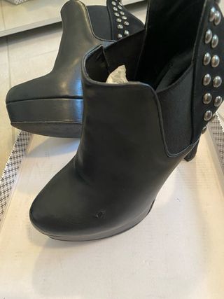 Stivaletti neri donna con borchie