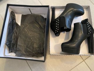 Stivaletti neri donna con borchie