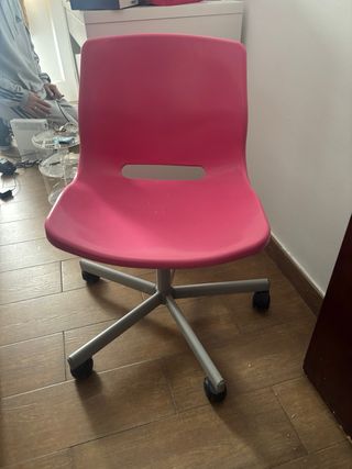 Silla de escritorio rosa con ruedas