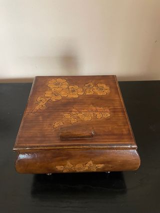 Joyero de madera con flores
