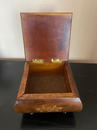 Joyero de madera con flores