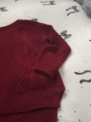 Jersey de punto granate, más largo por detras