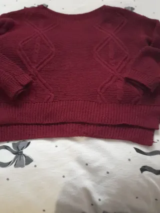 Jersey de punto granate, más largo por detras