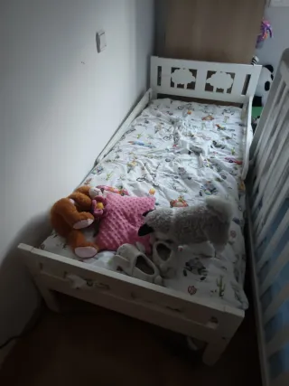 Cama infantil blanca IKEA con ovejas