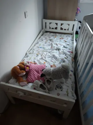 Cama infantil blanca IKEA con ovejas