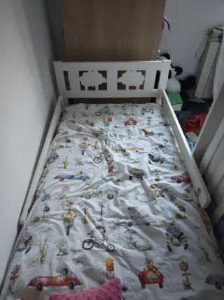 Cama infantil blanca IKEA con ovejas