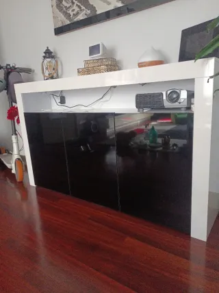 Aparador moderno lacado en blanco y negro.