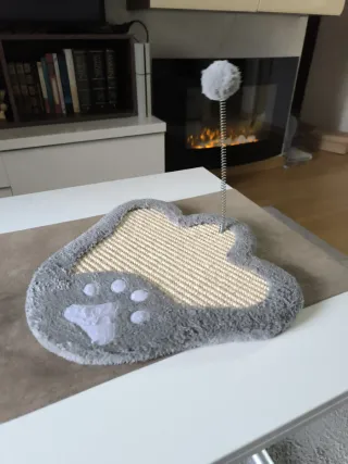 Rascador para gatos con pompón