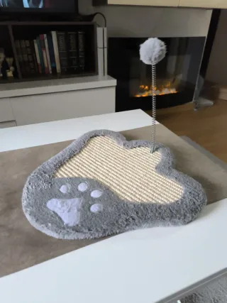 Rascador para gatos con pompón