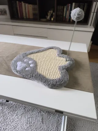 Rascador para gatos con pompón